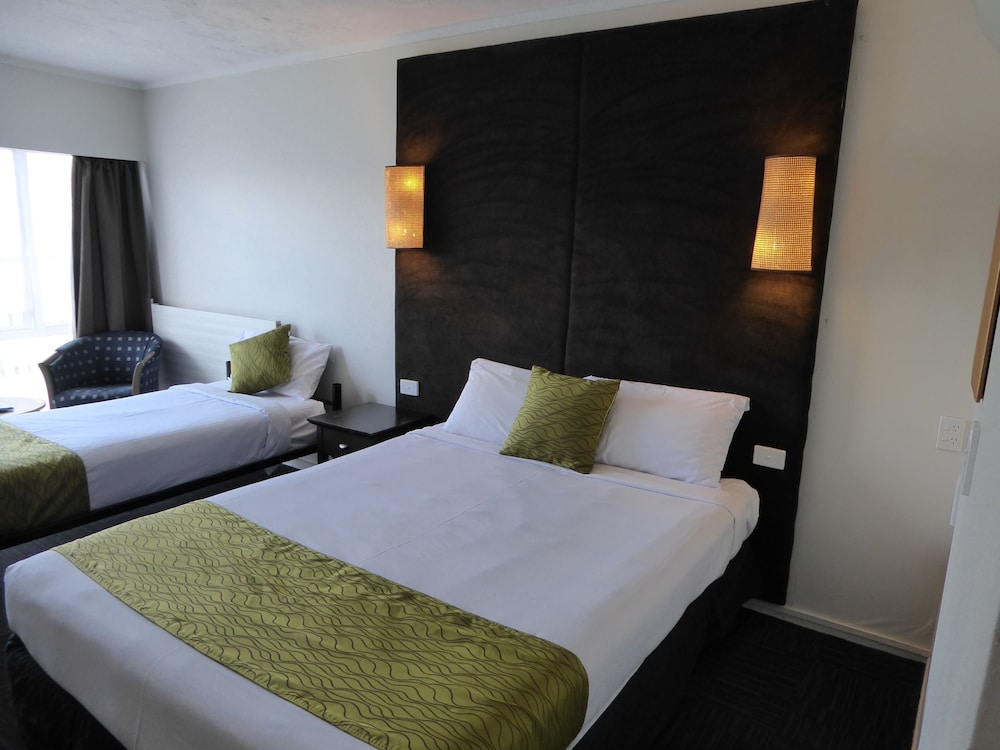 Four Canoes Hotel