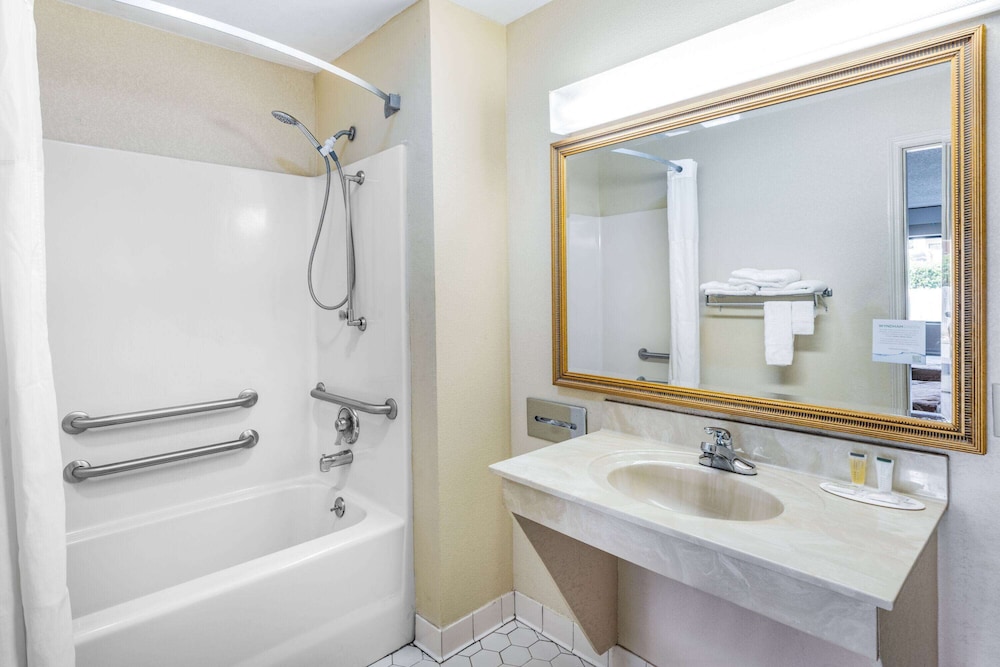 Days Inn by Wyndham Macon I-475 view 2