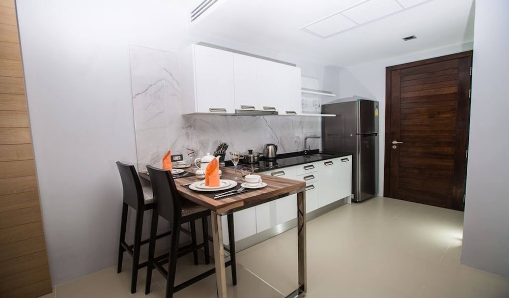 Emerald 215 - Studio With Balcony and Shared Pool