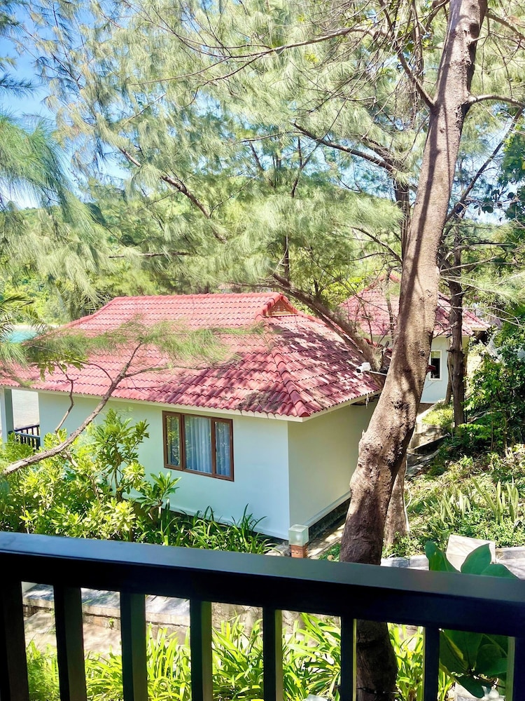 Bounce Beach Hotel & Tien Sa Resort