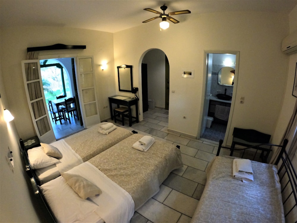 Studios Vrettos Beachfront Hotel