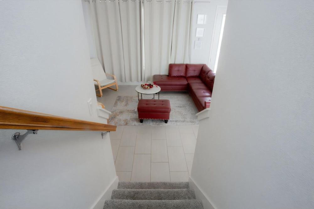 Townhome- 4Bd - Close To Parks Shops
