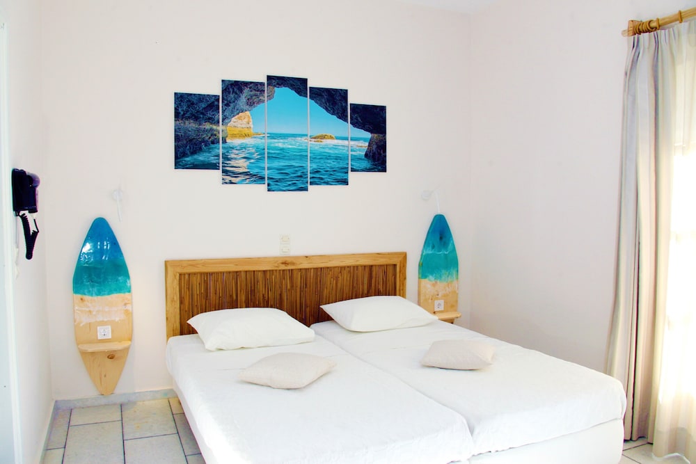 Studios Vrettos Beachfront Hotel