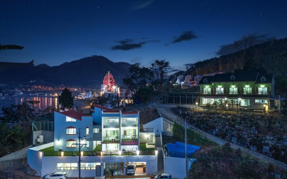 Geojedo Ocean View Dumo Mongdol Pension