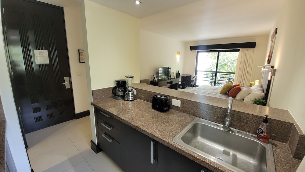 Very Good Vibes Apartmen in Pdc, Steps From Beach