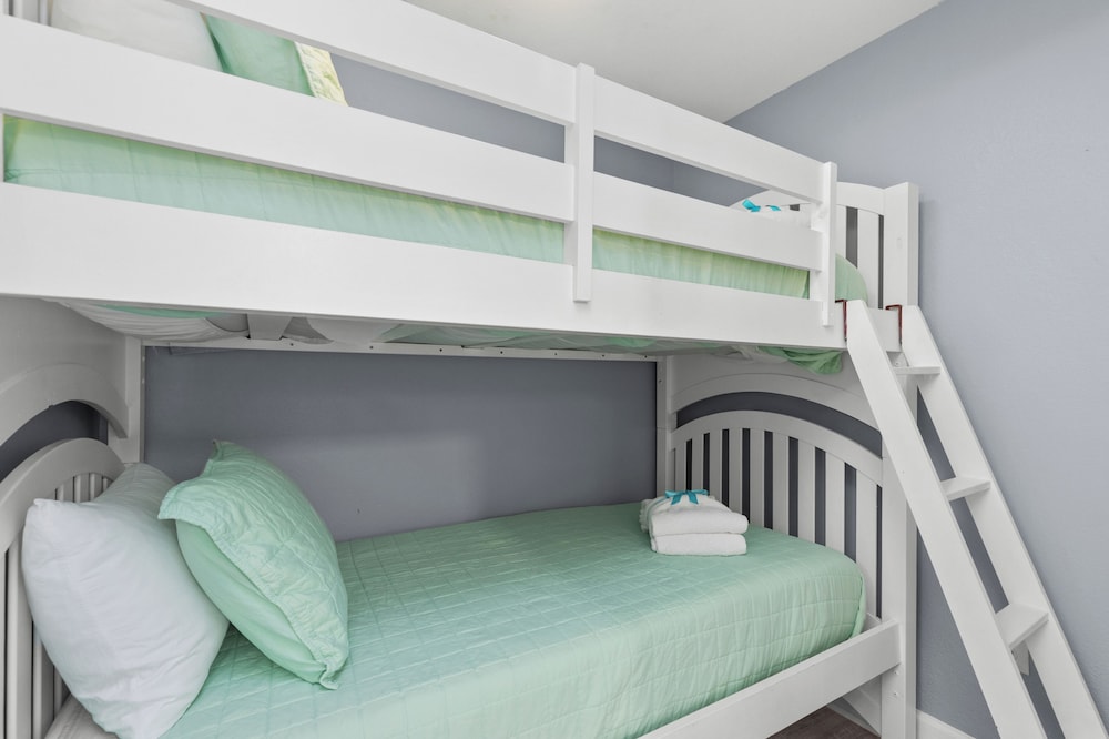Tidewater Escape: 1br/2ba Beachfront Condo, Sleeps 6, Gulf Views & Comfort!
