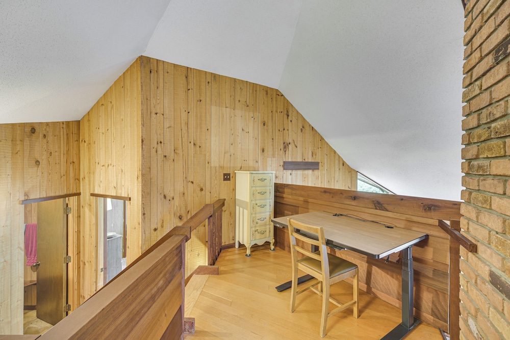 Sauna & Screened Porch: Otter Creek Getaway!
