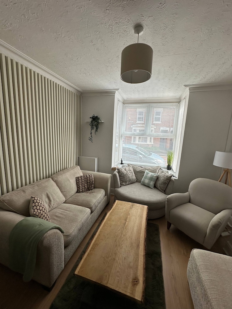 3 bed Chill Glouc With 3 Bedrooms and 1 Bathrooms