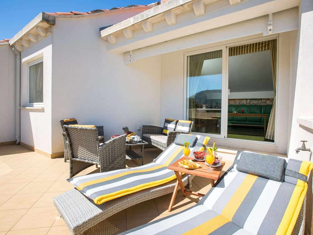 5 Bedroom Holiday Home With Balcony
