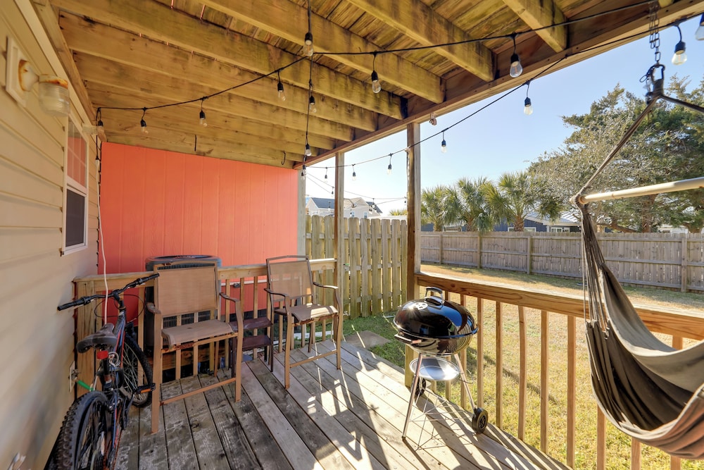 Walk to Atlantic Beach: Townhome w/ Patio!
