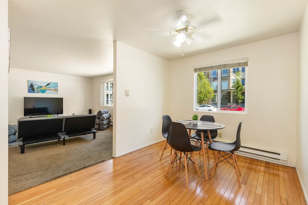 Family-friendly 2BR Home in Lynnwood w Parking
