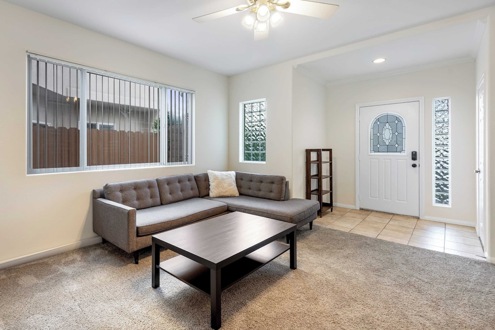 Walk to Dining, Mission + Pacific Beach, and Bars/nightlife Private Backyard