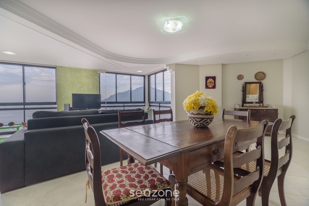 2BR Seafront apt W/garage in BC Nvi501