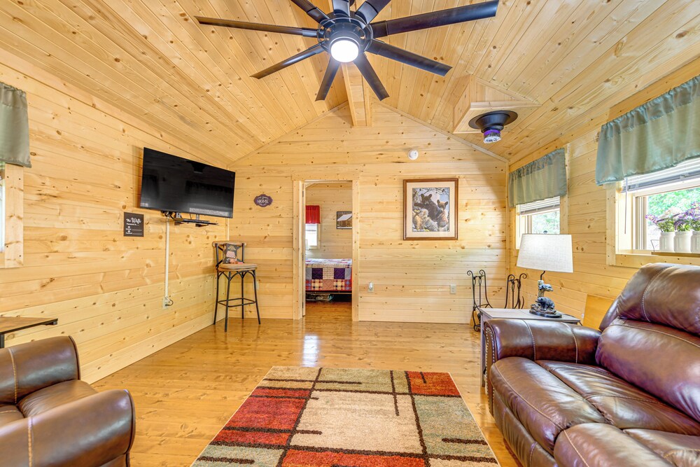 11 Mi to Smoky Mtns: Dog-friendly Sevierville Home