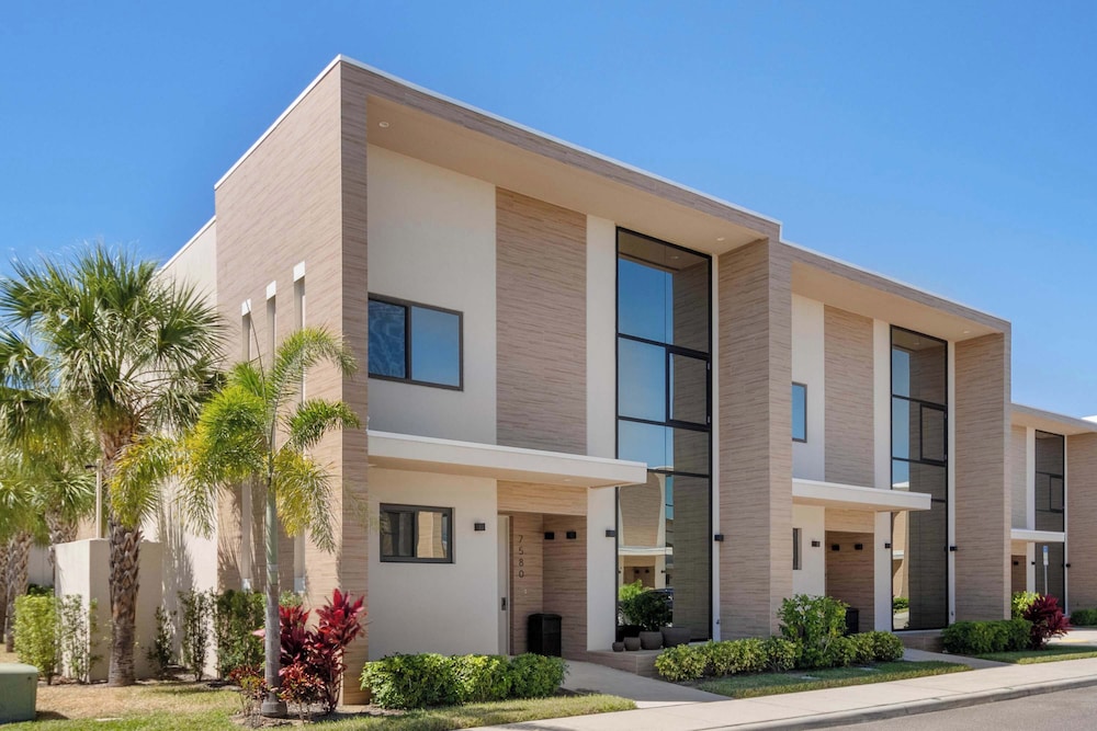 Chic Disney Villa Stunning Patio, Resort Amenities & Minutes From Parks