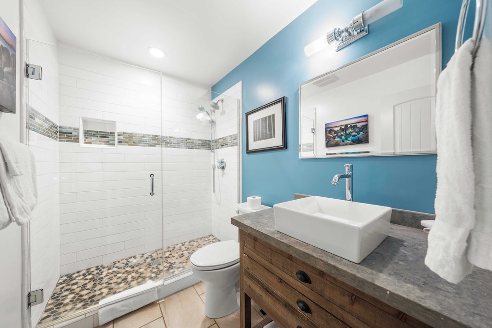Near Ski, Beach, & Hiking Trails + Clubhouse Pool & Hot Tub Access Juanita Blue by Avantstay
