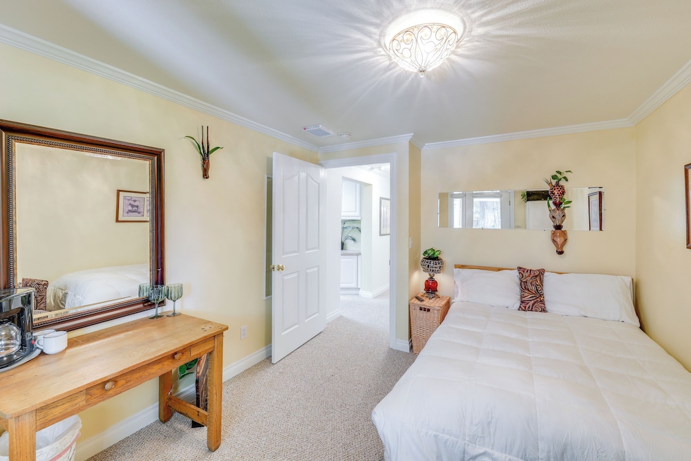 Walk to Happy's Inn & Lake Access: Libby Apartment