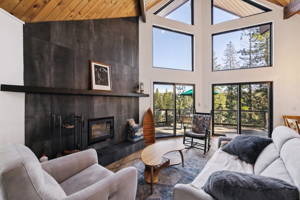 Golden Peak Cabin 3 Bedroom Home by Yosemite Region Resorts