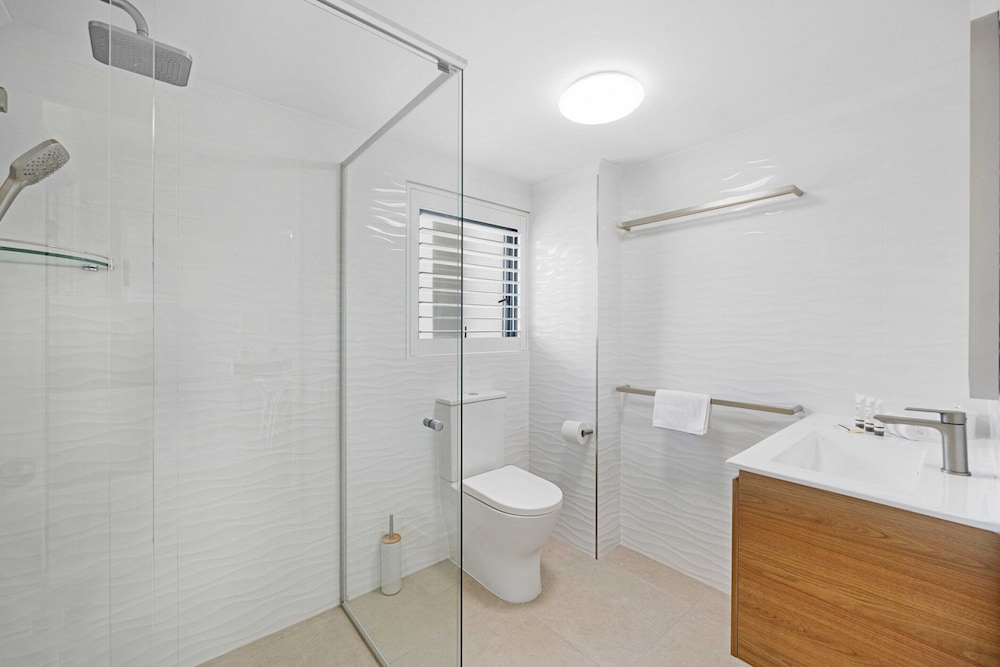 Beachside 2-bed With Pools, Gym, BBQ and Parking