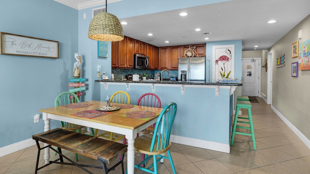 2BR Gulf Front Condo w/ Pool, Gym, Hot Tub + Free Attraction Tickets!