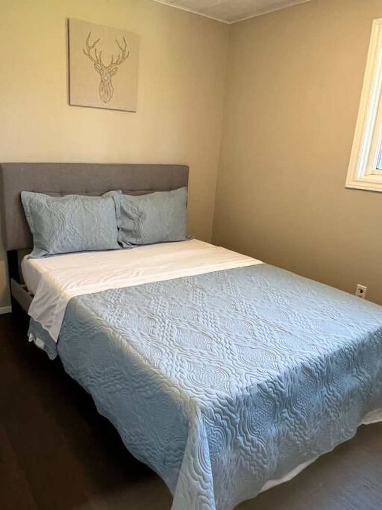 Family Friendly Cottage Walking Distance to Lions Head Beach