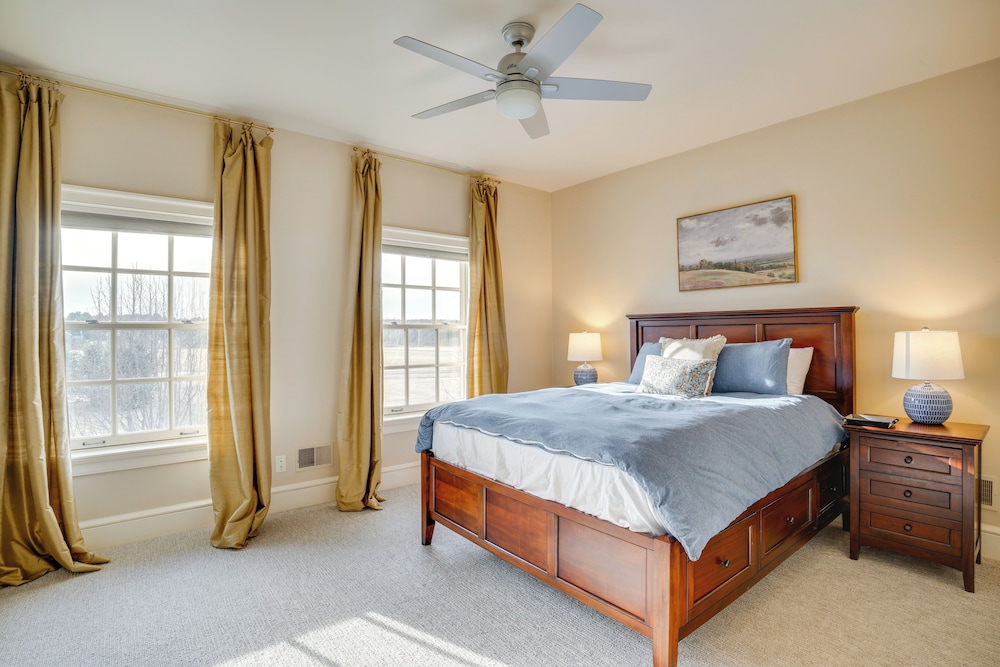 Lake Michigan Gem: Private Beach & Game Room