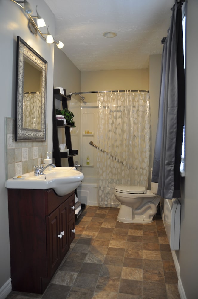 Moncton Suites - 267 Universite Ave