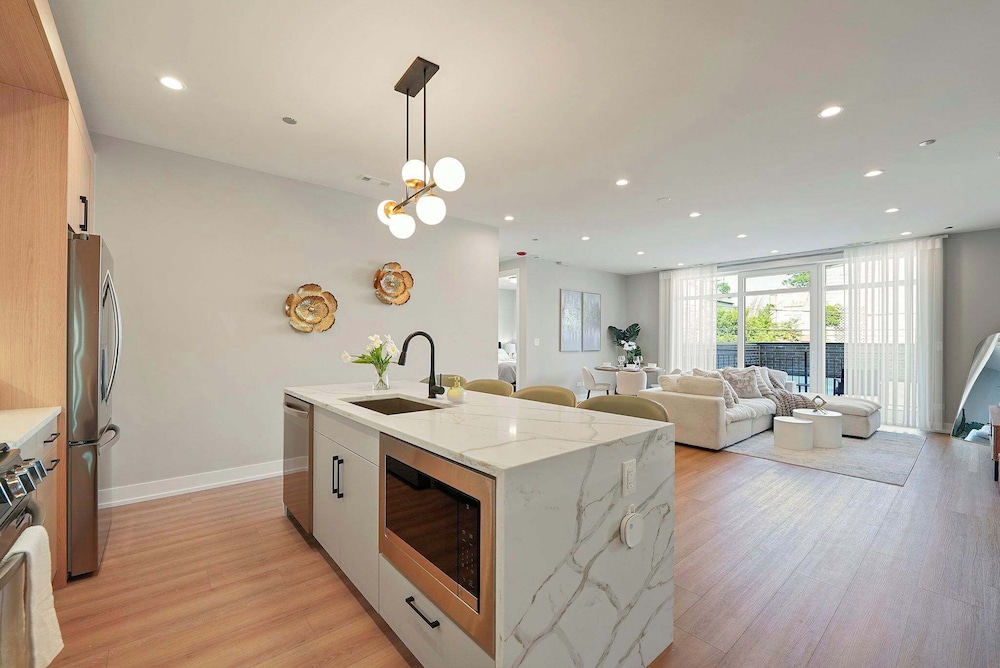 Chicago Modern Condo 2br2ba Balcony Free Park