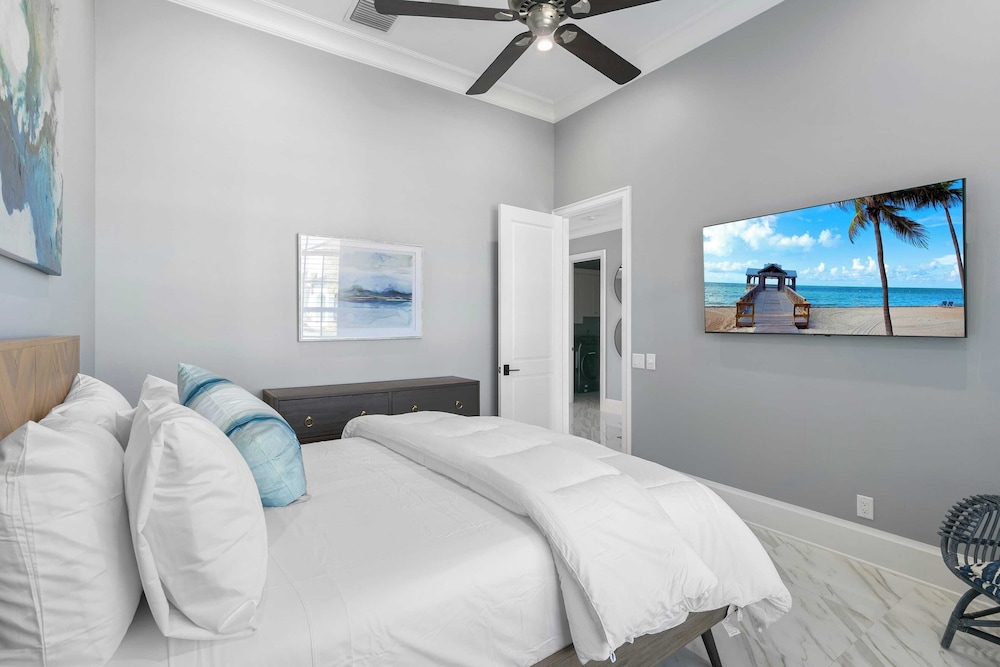 Marco Polo by Avantstay Waterfront 5bdr, Pool, Spa, Fire Pit, Walk to Beach