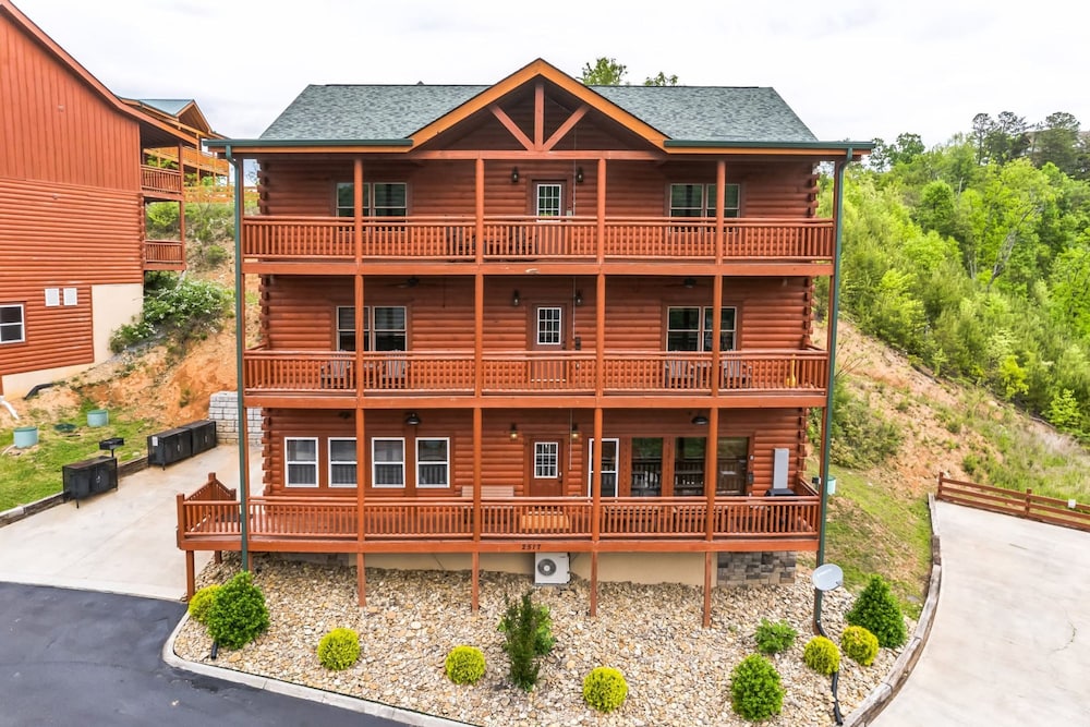Laurel Point Indoor Pool Screening Game Room Located in Smoky Mtn Ridge