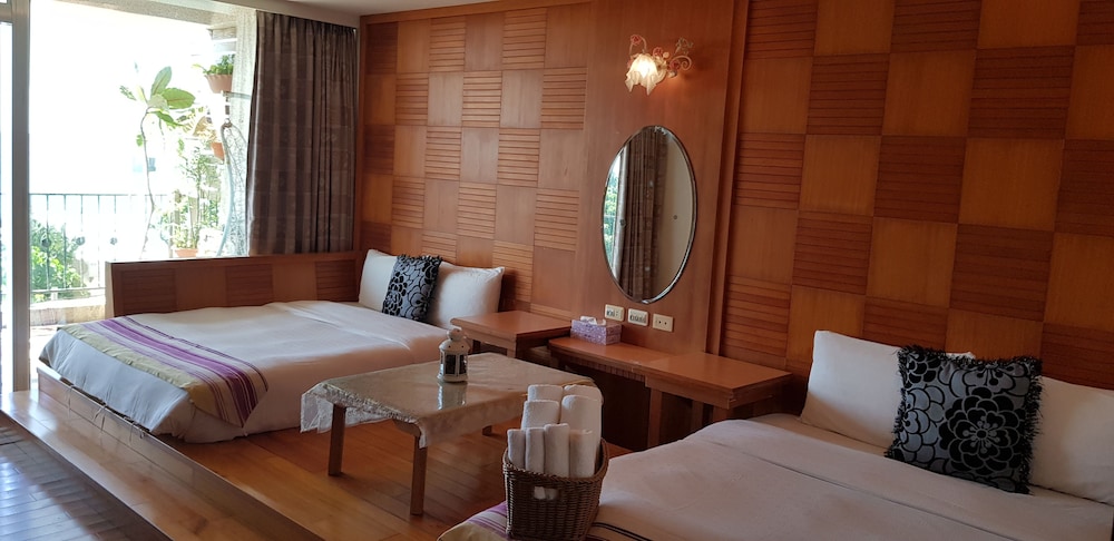 Ming-Jun Holiday Inn
