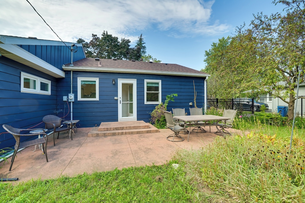 Home 8 Mi to Dtwn Minneapolis! Pet-friendly Yard