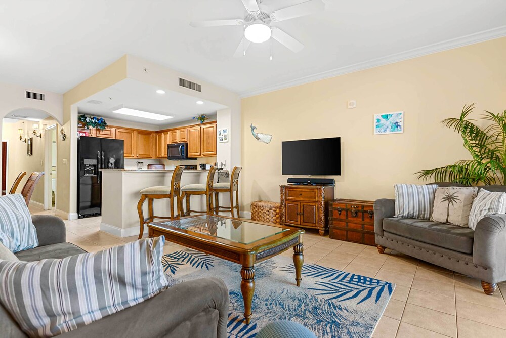 Luxury Condo w/ Huge Private Balcony on Lake Bryan