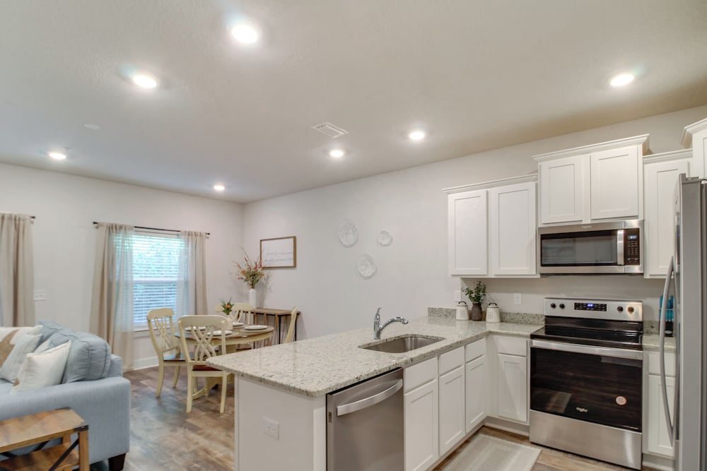 Pensacola Retreat w/ Pool Access, 20 Mi to Beach