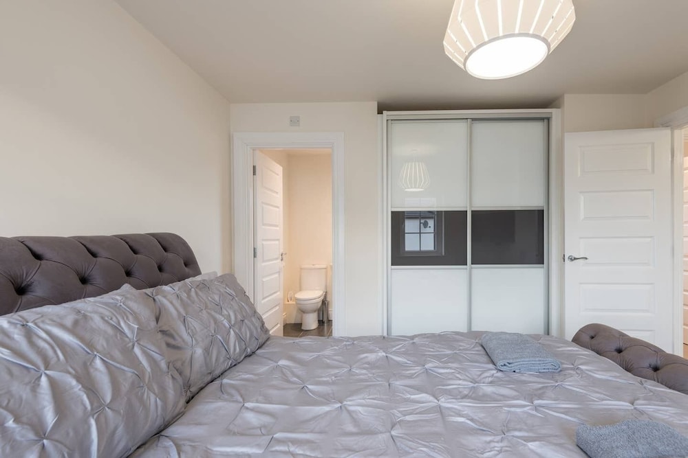 Stylish & Modern 3 Bedroom Home view 3