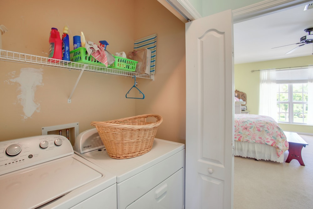3 Mi to Dtwn Fort Myers: Condo w/ Pool & Hot Tub