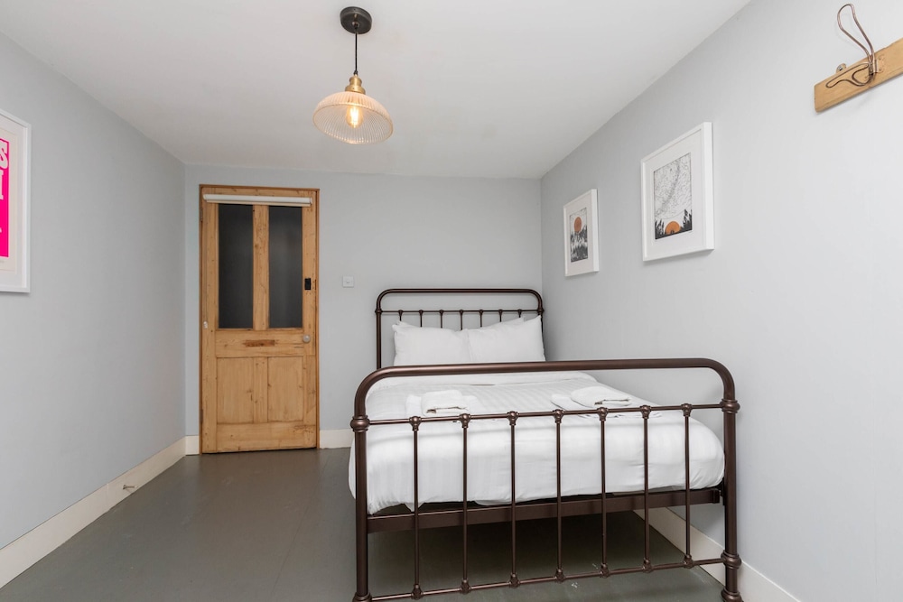 Stylish 2 Bedroom Converted Victorian Storefront