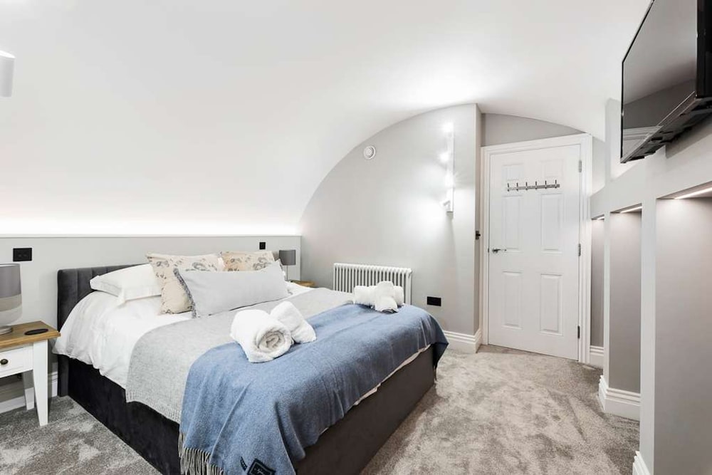 Former Wine Vaults With Hot Tub Private Courtyard