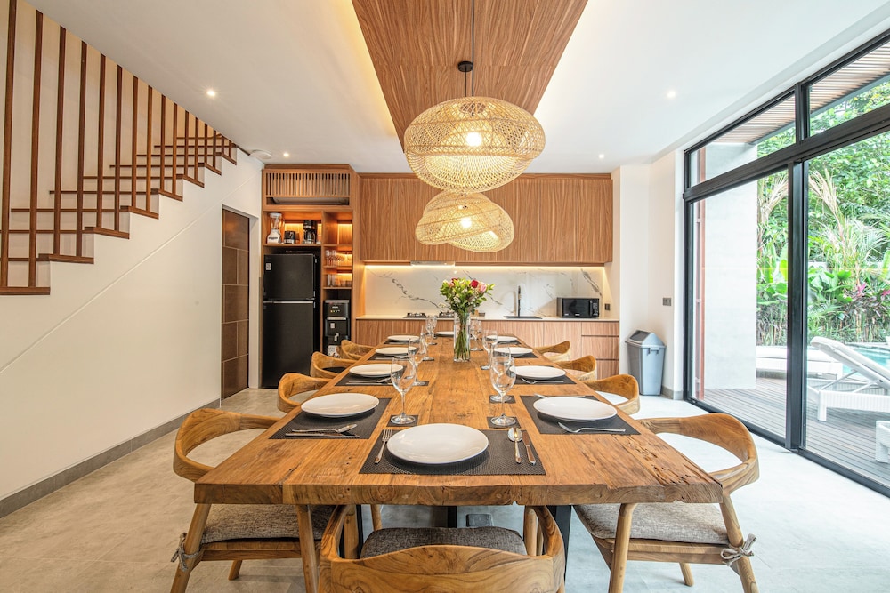 Enchanting 5BR Canggu Villa Moments to Sea