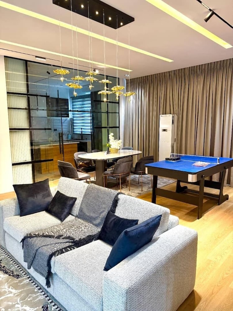 Tour addicted luxury villa