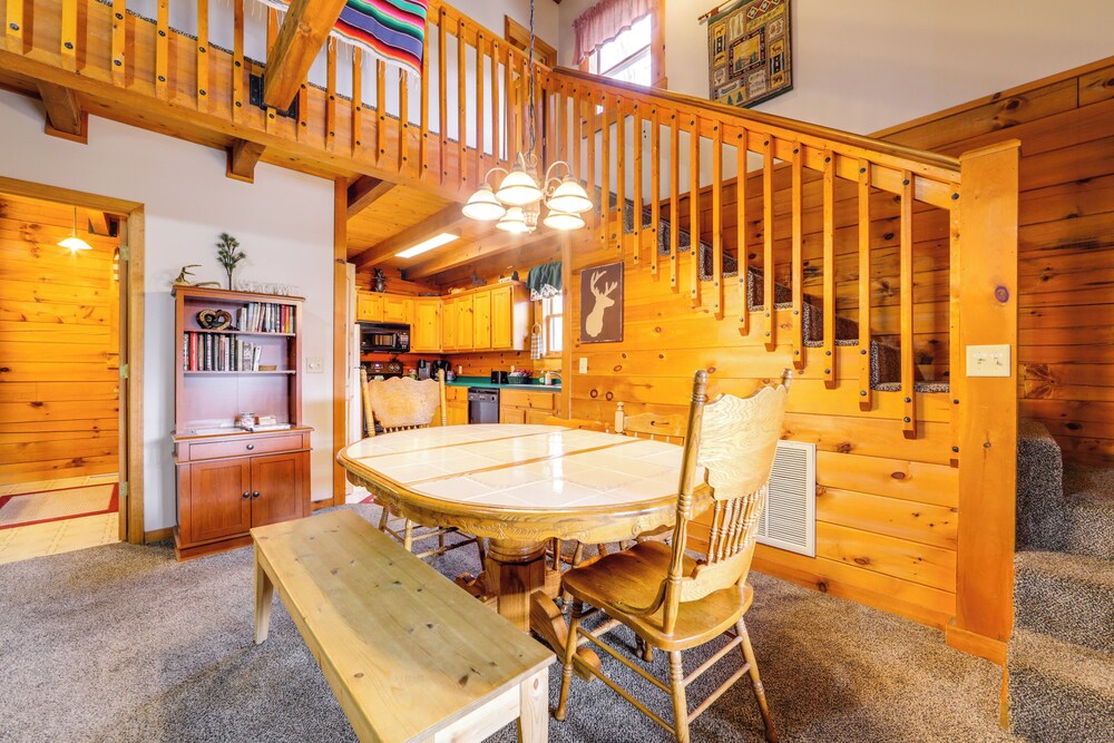 Family Log Cabin w/ Mtn Views, 2 Mi to Tube World!