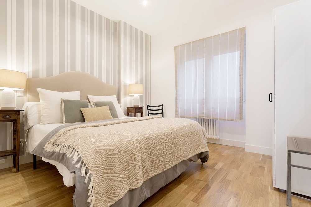 Bright 2 Bd Apartment in Front of Retiro Park Retiro II