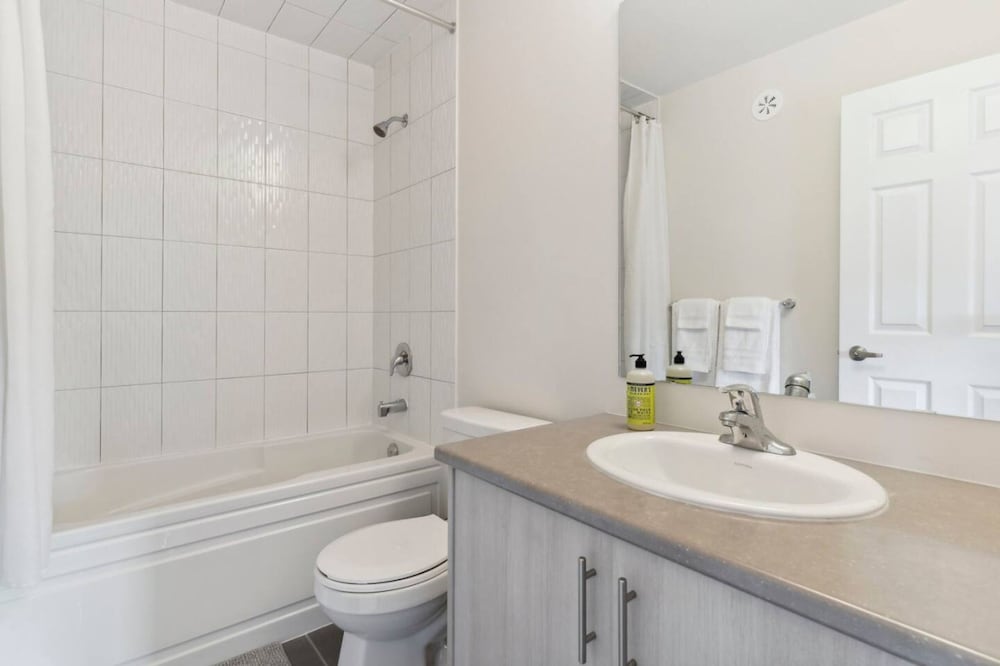 A Brand New 4BR Townhouse in Thorold Retreat