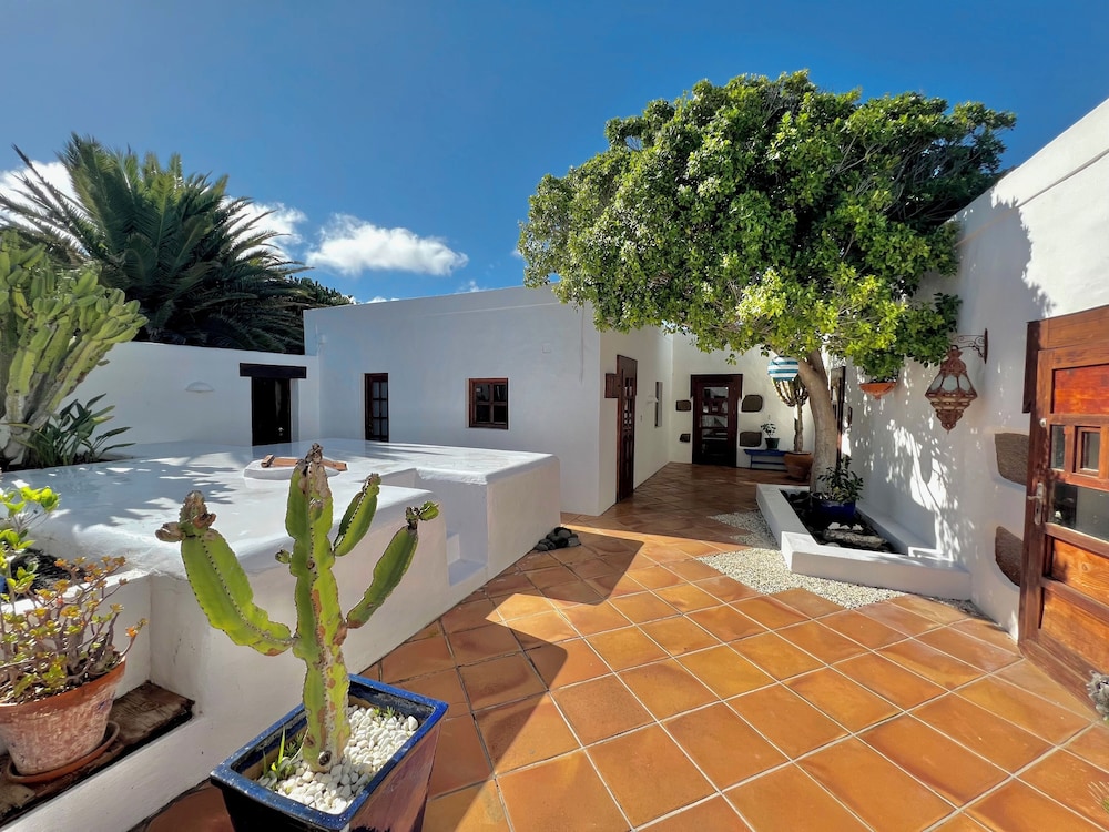 Stylish Getaway With Secluded Patio in Lava Finca