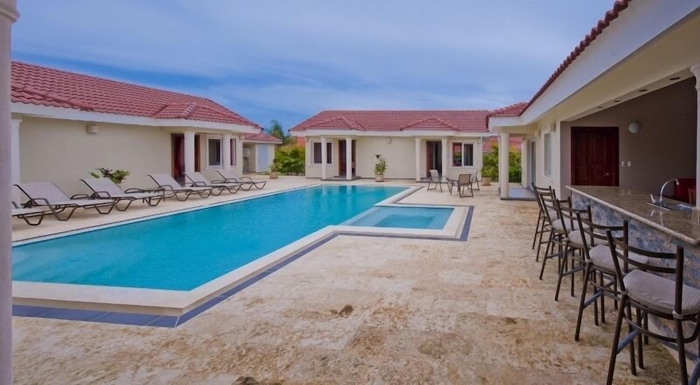 Privacy and comfort luxury 6 bedroom villa