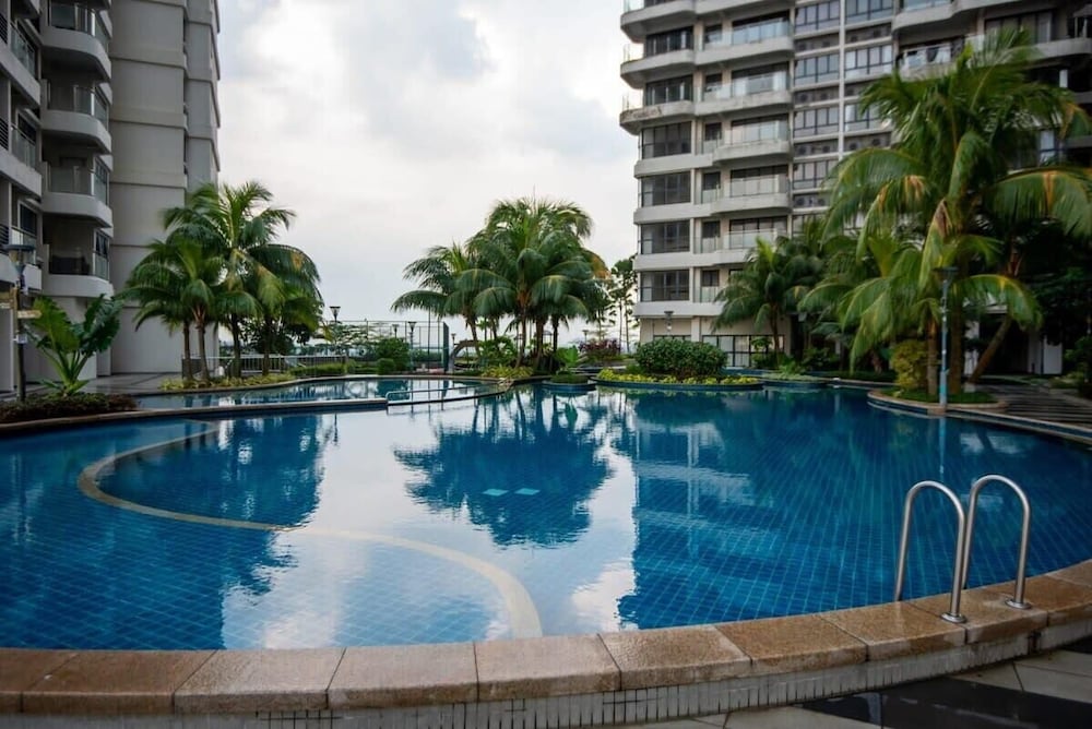 Chic 3BR in Danga Bay With Water Views & Parking