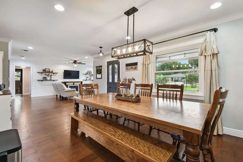 Spacious 4 Bedroom Entire Home, Tampa, Fire Pit