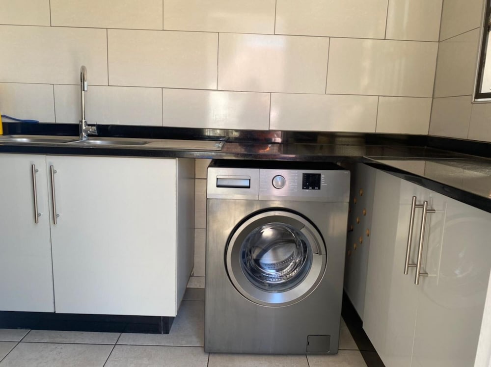 Luxurious 3 bed House Modern Open Plan- Borehole - 2046 view 3