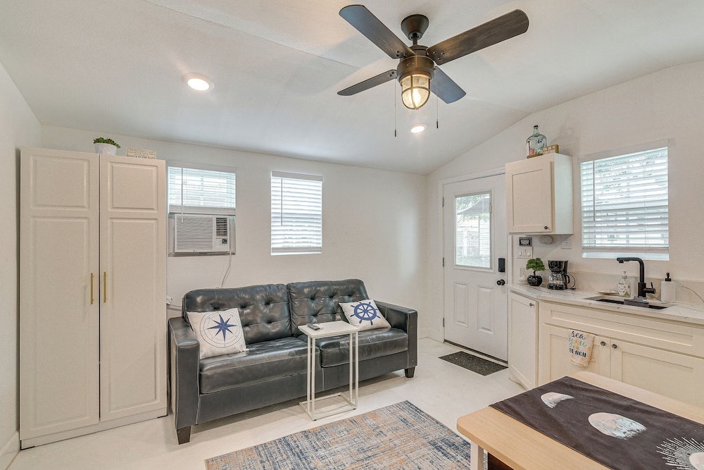 Updated Galveston Studio w/ Deck - 1 Mi to Beach!