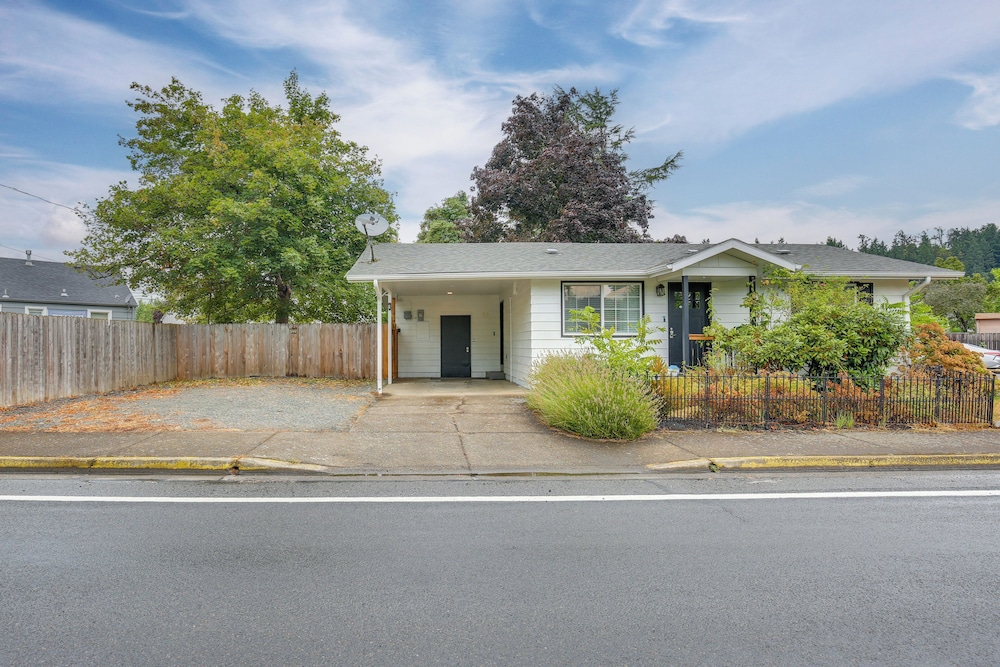 Hot Tub & Fenced Yard: Cozy Cottage Grove Home